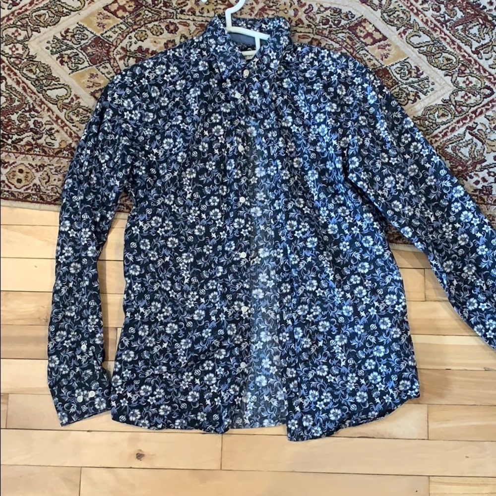 Causal flowered dress shirt